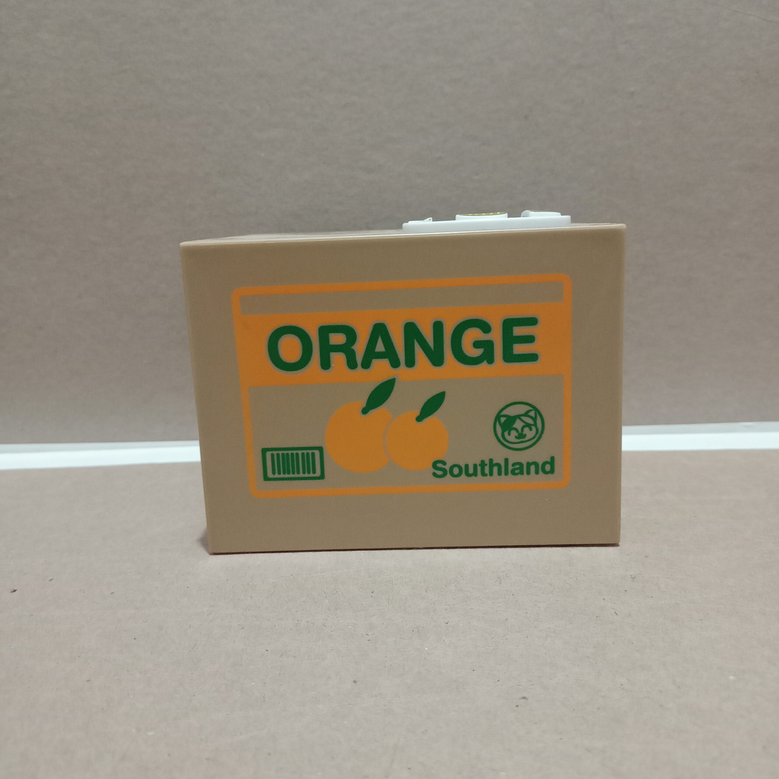 Alcancía cafe con diseño de caja de jugo